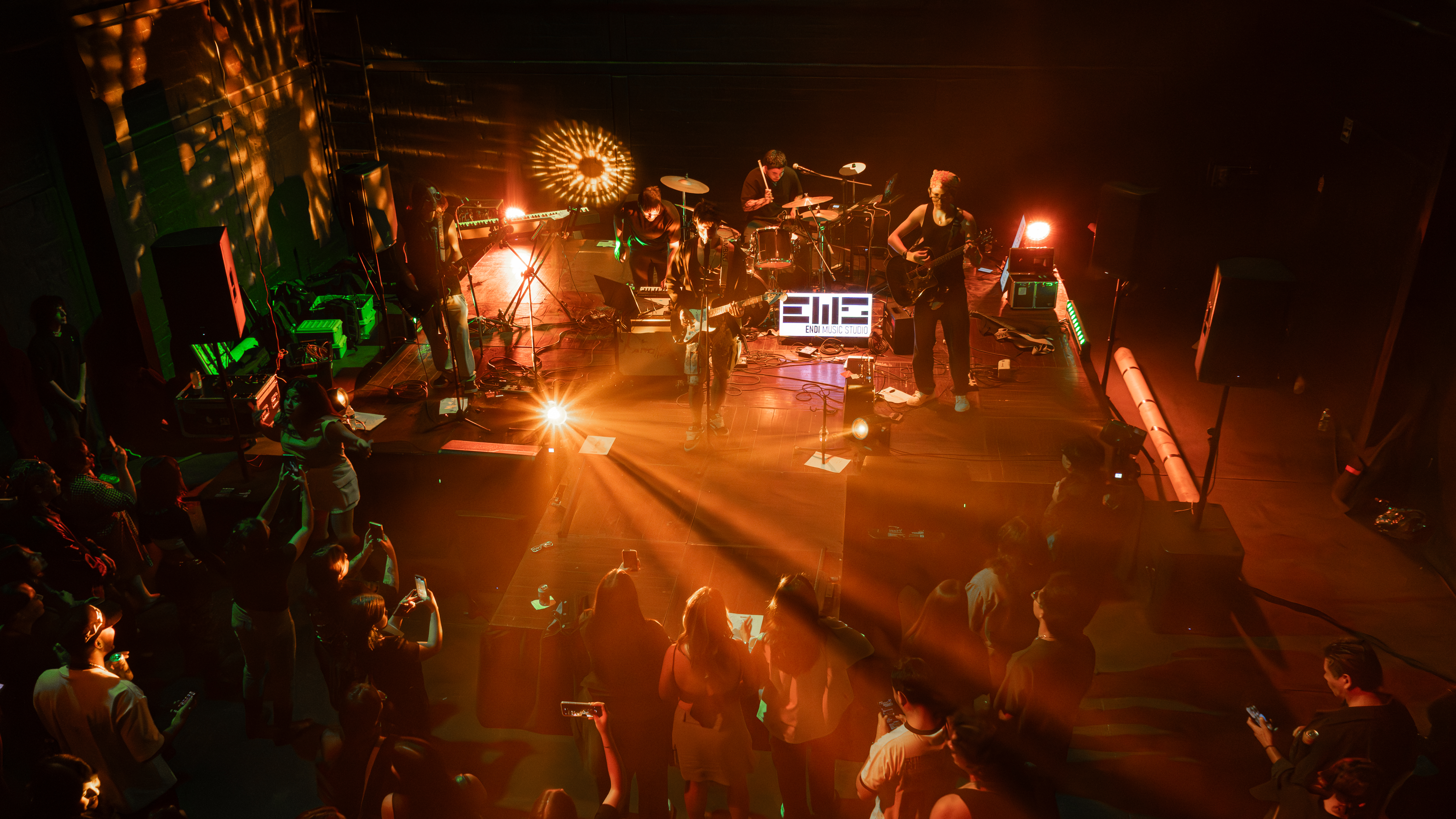 Producción de evento nocturno con iluminación de escenario