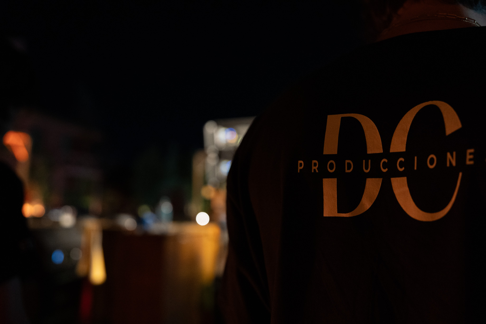 Ingeniero de DC Producciones operando consola en evento en vivo